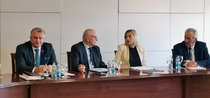 ТЕСЛИЋ, 26. НОВЕМБРА /СРНА/ - Сједница Управног одбора Удружења пензионера Републике Српске у Теслићу, којој присуствују директор Фонда ПИО Младен Милић и помоћник министра рада Андреа Милинчић.