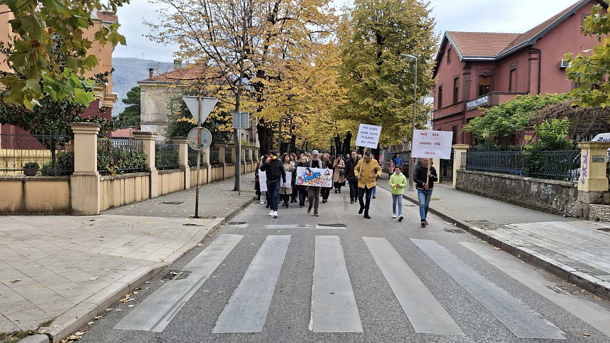 МОСTАР, 26. НОВЕМБРА /СРНА/ - Синдикати просвјетних радника основних и средњих школа у Херцеговачко-неретванском /ХНК/ кантону данас су ступили у генерални штрајк, а један од главних захтјева просвјетних радника је повећање плате за 15 одсто.