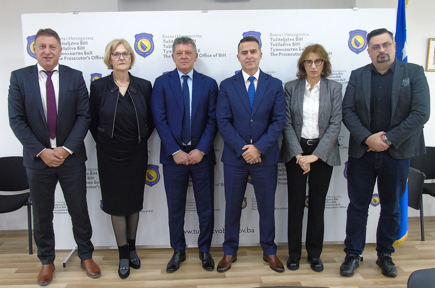 САРАЈЕВО, 26. НОВЕМБРА /СРНА/ - Главни тужилац Тужилаштва БиХ Миланко Кајганић разговарао је данас у Сарајеву са главним државним тужиоцем Хрватске Иваном Турудићем о унапређењу сарадње, са фокусом на превазилажење проблема у предметима у којима су осумњичени и оптужени недоступни.