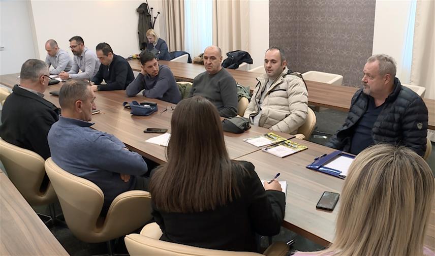 ИСТОЧНО САРАЈЕВО, 26. НОВЕМБРА /СРНА/ - Регионални састанак представника удружења пчелара са представницима ресорног министарства у Влади Републике Српске и Аграрног фонда града Источног Сарајева.