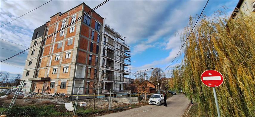 БРЧКО, 26. НОВЕМБРА /СРНА/ – Радник чији иницијали су М.С. /30/ погинуо је данас приликом пада са грађевинске скеле у Брчком.