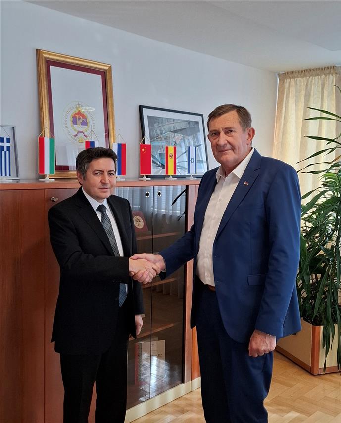 БАЊАЛУКА, 26. НОВЕМБРА /СРНА/ - Министар привреде и предузетништва Републике Српске Војин Митровић примио је данас новоименованог генералог конзула Турске у Бањалуци Џана Ајгуна којем је представио могућности унапређења привредне сарадње.