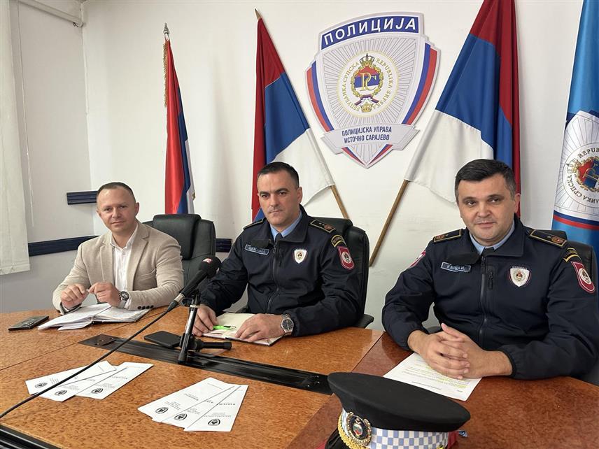 ПАЛЕ, 26. НОВЕМБРА/СРНА/ - Начелник Полицијске управе Источно Сарајево Бранимир Шеховац са сарадницима на конференцији за новинаре.