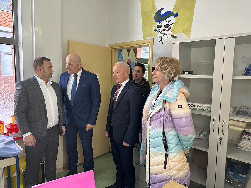 ПАЛЕ, 26. НОВЕМБРА /СРНА/ - Градоначелник Источног Сарајева Љубиша Ћосић, директор паљанског Дома здравља Иван Шарац и директор ОШ "Србија" на Палама Ненад Ђапић отворили су данас у овој образовној установи стоматолошку амбуланту за коју је обезбијеђена и нова опрема.