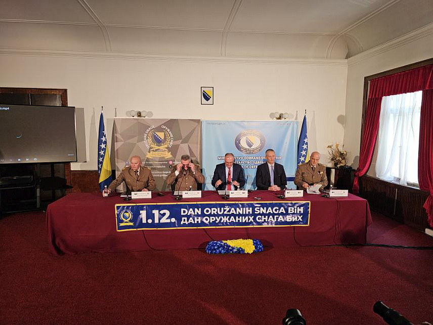 САРАЈЕВО, 26. НОВЕМБРА /СРНА/ - Интересовање за војни позив у БиХ стагнира, али ће упркос томе у овој години бити примљено 1.046 људи, изјавио је данас начелник Заједничког штаба Оружаних снага БиХ Гојко Кнежевић на конференцији за новинаре у Сарајеву, поводом 1. децембра - Дана Оружаних снага БиХ.