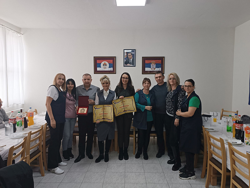 ДРВАР, 26. НОВЕМБРА /СРНА/ - Текстилни погон "Јумко" у Дрвару данас је прославио пет година пословања и крсну славу - Светог Јована Златоустог.