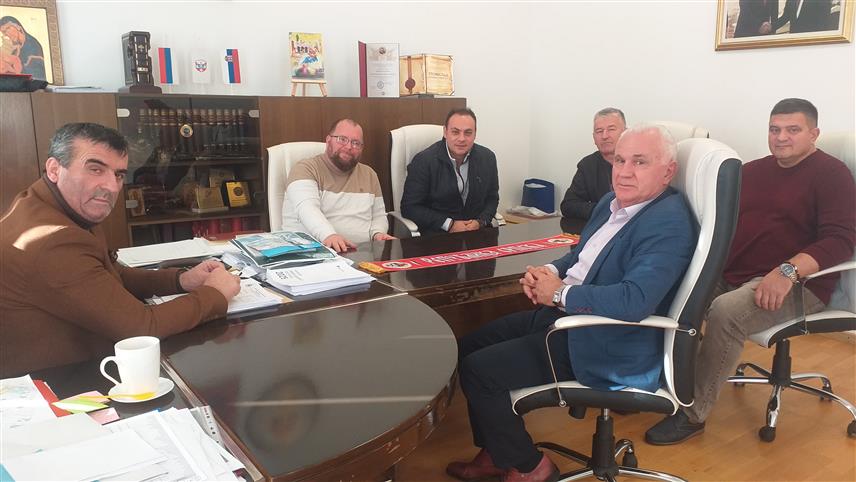 ВЛАСЕНИЦА, 26. НОВЕМБРА /СРНА/ - Начелник општине Власеница Мирослав Краљевић се данас састао са предсједником Одбора за помоћ Србима на Косову и Метохији Милорадом Арловом и представницима општине Лепосавић.
