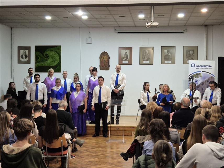 БЕОГРАД, 26. НОВЕМБРА /СРНА/ - Српско–јеврејско певачко друштво вечерас је у Првој београдској гимназији одржало концерт "Музика пише сјећањем" посвећен жртвама злогласне Кристалне ноћи и Другог свјетског рата, те страдалим у масакрима у Основној школи "Рибникар", Дубони и Орашју и несрећи у Новом Саду.