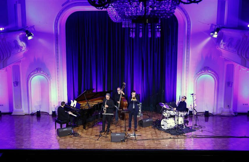 БАЊАЛУКА, 26. НОВЕМБРА /СРНА/ - Бенд Владимира Костадиновића наступио је друге вечери Фестивала џез музике "Интим џез фест" у Бањалуци, а концерт је био посвећен истакнутом џез трубачу Роју Хагроуву.