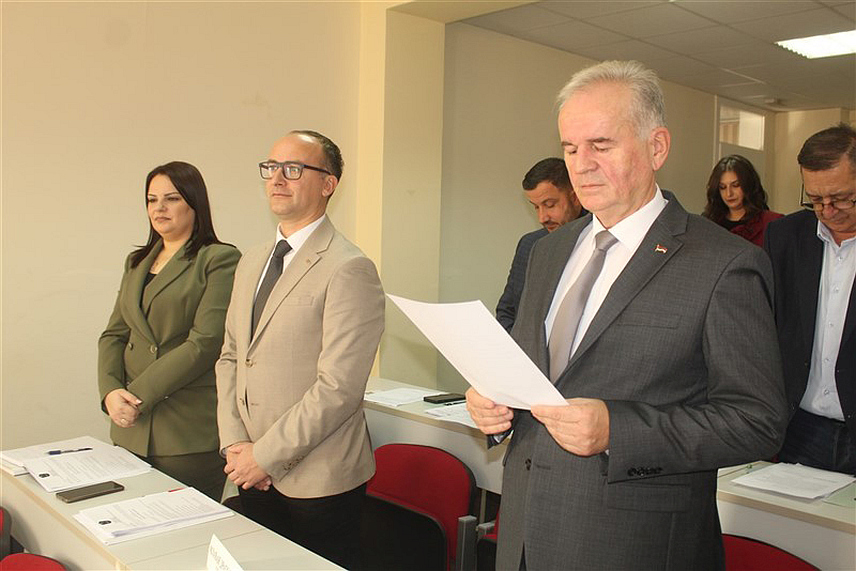 СРБАЦ, 27. НОВЕМБРА /СРНА/ - Начелник општине Србац Млађан Драгосављевић и новоизабрани одборници положили су јуче на првој сједници Скупштине општине Србац у новом сазиву свечану заклетву и потписали Изјаву о прихватању и поштовању Етичког кодекса Скупштине општине Србац.