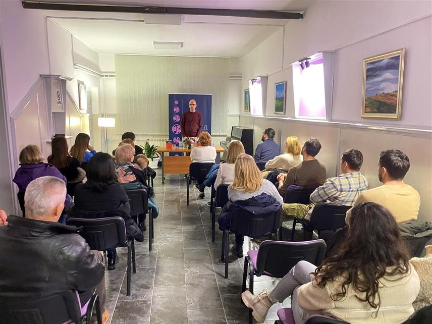 ХАН ПИЈЕСАК, 27. НОВЕМБРА /СРНА/ - Професор књижевности из Београда Бошко Милосављевић представио је у Дому културе на Хан Пијеску књигу прозе хиландарског монаха Tеодосија "Додир" за коју је рекао да се састоји из завичајних прича писаних у фином и тихом духу.