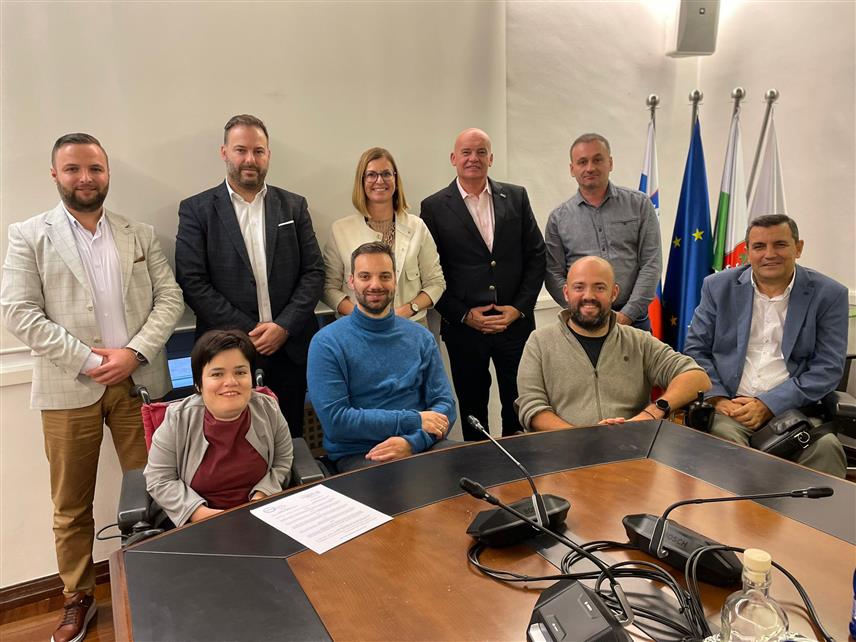 ЉУБЉАНА, 27. НОВЕМБРА /СРНА/ - Директор Удружења жртава саобраћајних незгода "СTЕП" Дејан Tрнинић и директор Завода "Варна Пот" Роберт Штаба потписали су меморандум о међусобној сарадњи с циљем јачања регионалне сарадње и отворање могућности за реализацију европских пројеката.