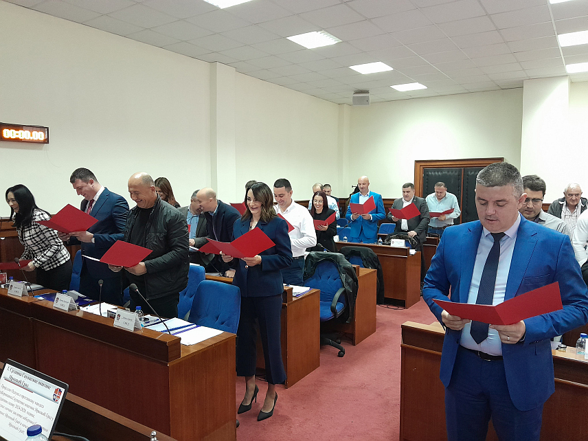 МРКОЊИЋ ГРАД, 27. НОВЕМБРА /СРНА/ - У Мркоњић Граду данас је одржана конститутивна сједница Скупштине општине у новом сазиву на којој су верификовани мандати новоизабраним одборницима, који су заједно са начелником општине Драганом Вођевићем положили свечану заклетву.