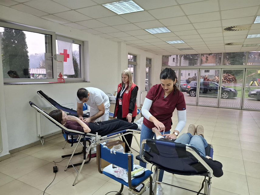 НОВИ ГРАД, 27. НОВЕМБРА /СРНА/ - У трећој овогодишњој акцији добровољног давања крви у Новом Граду данас су прикупљене 72 дозе драгоцјене течности.