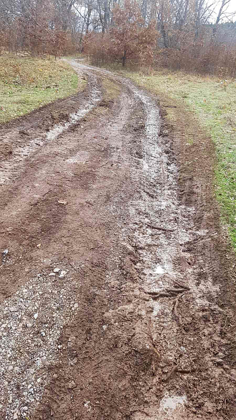 ДРВАР, 27. НОВЕМБРА /СРНА/ - Неодговорни појединци теренским возилима током протеклих неколико ноћи уништили су приватну имовину на више парцела у селу Награђе код Дрвара.