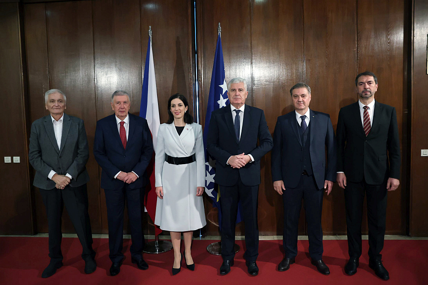 САРАЈЕВО, 27. НОВЕМБРА /СРНА/ - Чланови Заједничког колегијума оба дома Парламентарне скупштине БиХ разговарали су данас са предсједником Представничког дома Парламента Чешке Маркетом Пекаровом Адамовом, која је истакла пуну подршку Чешке европском путу БиХ, која ће и убудуће бити међу чланицама које снажно заговарају политику проширења Уније на земље западног Балкана.	

