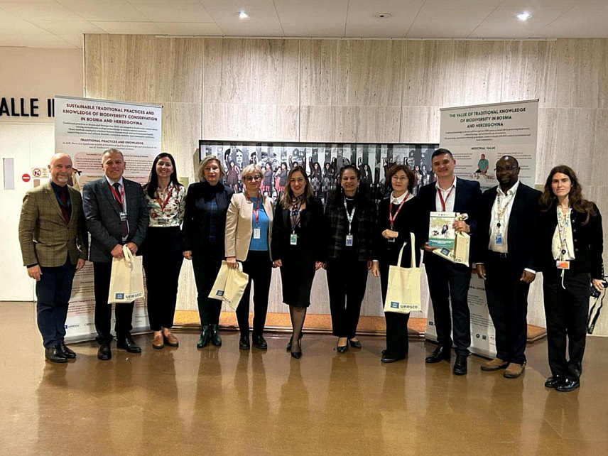 САРАЈЕВО, 27. НОВЕМБРА /СРНА/ - Публикација "Стање традиционалних знања о биолошкој разноврсности у БиХ" која представља прву свеобухватну анализу стања традиционалних знања у БиХ и региону, као и значајан допринос научној процјени биодиверзитета и услуга екосистема у земљи, представљена је у Паризу у сједишту Унеска.