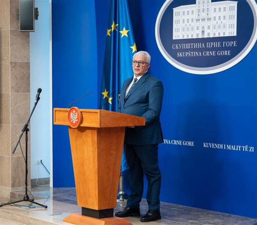 ПОДГОРИЦА, 27. НОВЕМБРА /СРНА/ - Прекривање новог лога Скупштине Црне Горе наљепницама представа је која не служи на част опозицији, али ни парламенту, поручио је предсједник Скупштине Андрија Мандић на ванредној конференцији за новинаре.