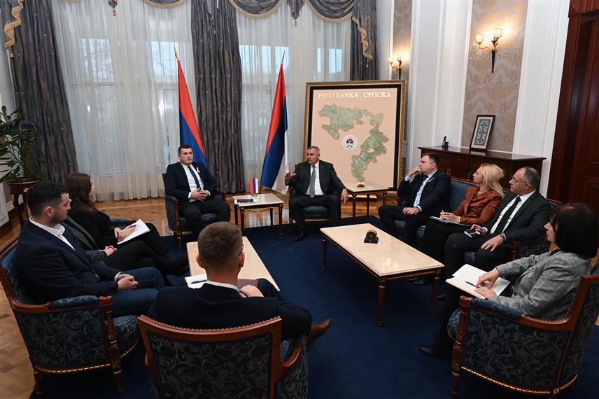 БАЊАЛУКА, 27. НОВЕМБРА /СРНА/ - Предсједник Владе Републике Српске Радован Вишковић, у оквиру консултација о изради буџета Републике Српске за 2025. годину, састао се са представницима Омладинског савјета и Уније студената Српске те поручио да ће Влада наставити са подршком младим Српске.