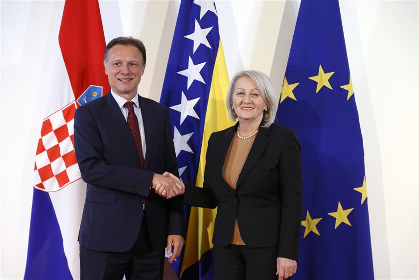 САРАЈЕВО, 27. НОВЕМБРА /СРНА/ - Предсједавајућа Савјета министара Борјана Кришто и предсједник Хрватског сабора Гордан Јандроковић закључили су да европска будућност БиХ нема алтернативу, уз потпуно уважавање уставно правне структуре БиХ и права сва три конститутивна народа и свих грађана, што је у складу с европским нормама и законима.