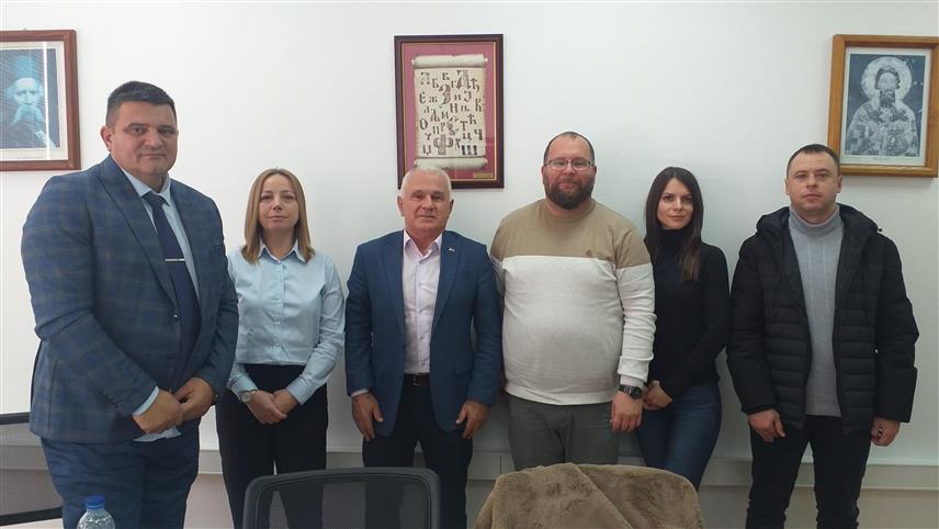 	ВЛАСЕНИЦА, 27. НОВЕМБРА /СРНА/ - Представници двије основна школе које носе назив "Вук Караџић" из општина Лепосавић и Власеница договорили су братимљење ове двије образовне установе у наредној години,директор Основне школе /ОШ/ "Вук Караџић" из Власенице Далибор Видовић на састанку са делегацијом из Лепосавића коме је присуствовао и предсједник Одбора за помоћ Косову и Метохији Милорад Арлов.