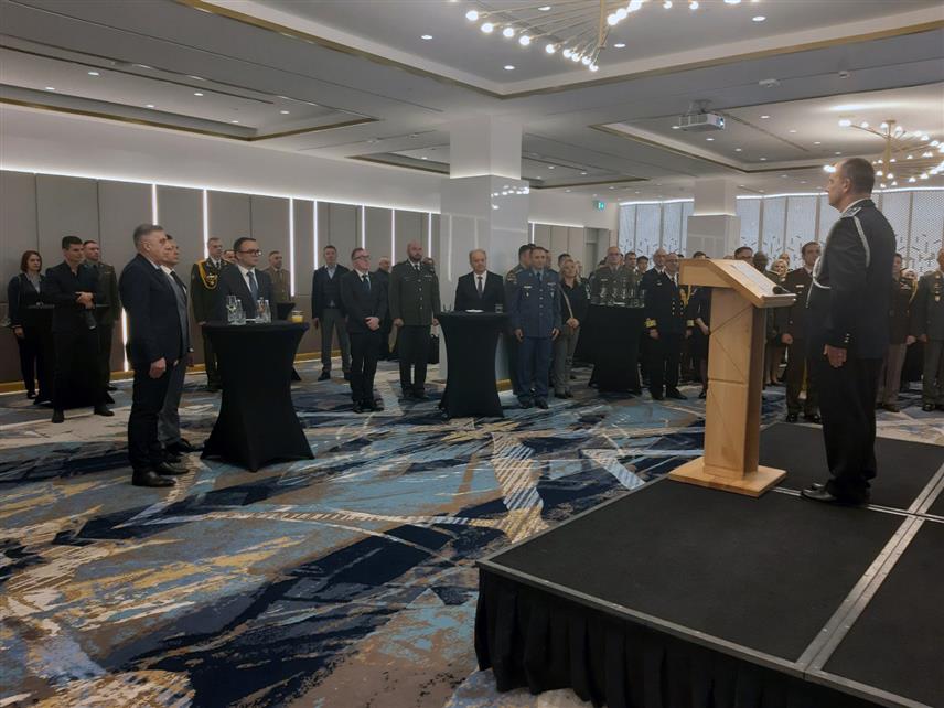 БЕОГРАД, 27. НОВЕМБРА /СРНА/ - Обиљежавање Дана Оружаних снага БиХ у Београду у организацији војног аташеа при Амбасади БиХ у Србији бригадира Срђана Чавића , током којег је истакнуто да Tрећи пјешадијски /Република Српска/ пук достојно презентује Оружане снаге БиХ и српски народ из којег је потекао.