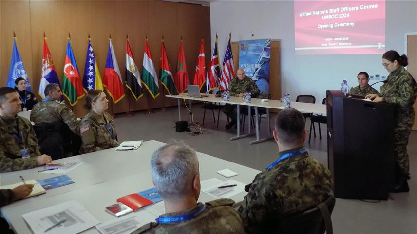 БУЈАНОВАЦ, 27. НОВЕМБРА /СРНА/ - У војној бази "Југ" код Бујановца реализује се међународни курс за штабне официре УН, који похађају припадници Војске Србије, Министарства унутрашњих послова и оружаних снага из девет земаља.