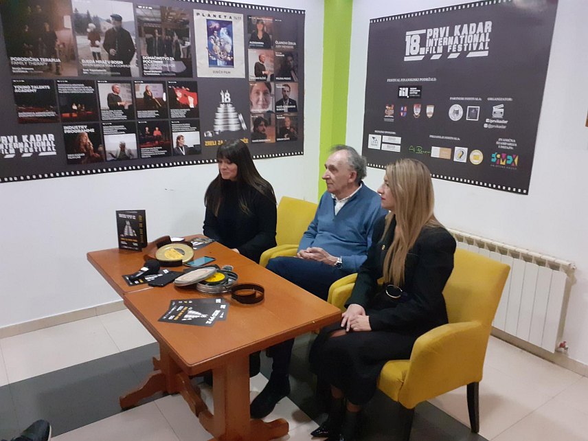 ЗВОРНИК, 27. НОВЕМБРА /СРНА/ - У Зворнику је вечерас почео такмичарски и дјечији филмски програм Међународног филмског фестивала "Први кадар",селектор "Првог кадра" Александра Митрић Штифанић,шеф Кабинета градоначелника Зворника Драгана Милошевић и предсједник жирија Фестивала Драган Елчић.