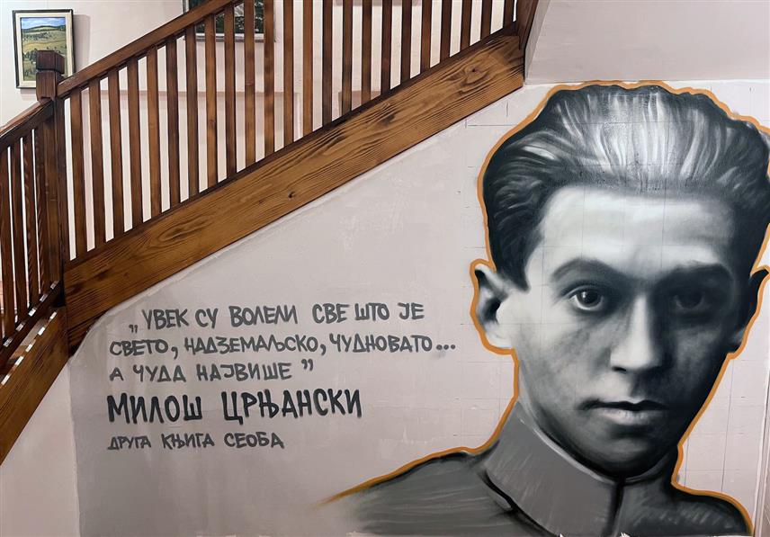 ХАН ПИЈЕСАК, 27. НОВЕМБРА /СРНА/ - Хан Пијесак је вечерас добио први мурал на коjeм је осликан лик српског писца Милоша Црњанског, а који је поклон познатог аутора овог вида зидног сликарства Милана Милосављевића Дерокса из Београда.