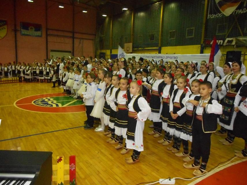 БРАТУНАЦ, 27. НОВЕМБРА /СРНА/ - Културно-умјетничко друштво /КУД/ "Мост" из Братунца одржало је годишњи концерт и прославило крсну славу - Светог Јована Златоустог, обиљеживши тако седам година рада.