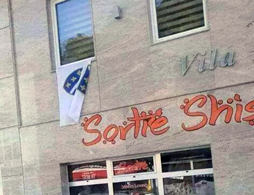 ЗВОРНИК, 28. НОВЕМБРА /СРНА/ - Високопозиционирани функционер СДА Рамиз Салкић треба да одговори и на питање шта ће ратна застава на кући у Зворнику, уз додатно питање зашто на кући стоји натпис "Вила ножина", уз пропратне исписане ријечи на арапском језику.