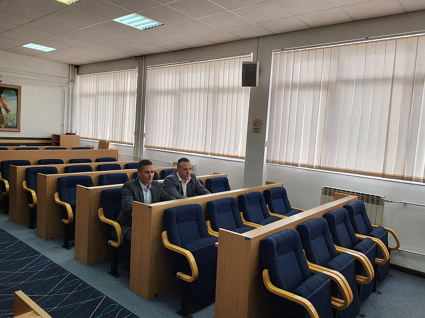 ПАЛЕ, 28. НОВЕМБРА /СРНА/ - Конститутивна сједница Скупштине општине Пале, која је требала да буде одржана данас, одгођена је због недостатка кворума, јер су се у скупштинској сали у предвиђеном термину појавила три одборника од 25 колико их има у локалном парламенту.