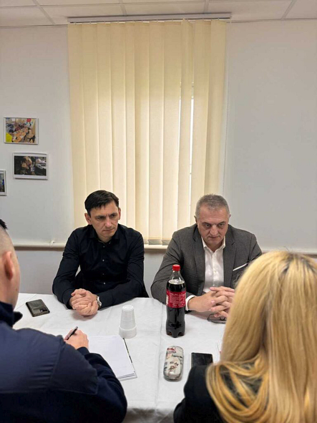 САРАЈЕВО, 28. НОВЕМБРА /СРНА/ - На састанку, којем су присуствовали представници Министарства безбједности у Савјету министара, Службе за послове са странцима, Граничне полиције БиХ и Међународне организације за миграције /ИОМ/ размијењена су искуства о условима у прихватнима центрима, начину регистрације миграната, као и процедурама за подношење захтјева о исказаној намјери за азил.	