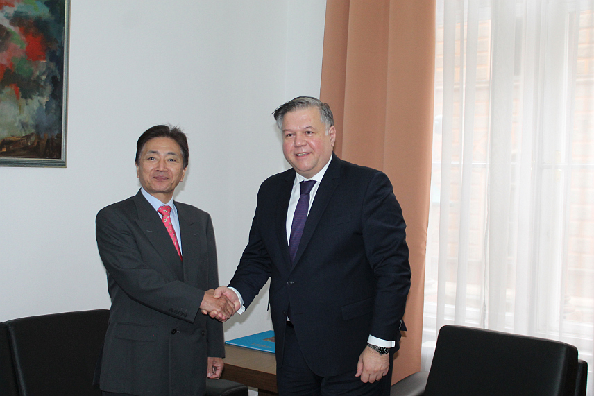 САРАЈЕВО, 28. НОВЕМБРА /СРНА/ - Замјеник министра иностраних послова у Савјету министара Јосип Бркић примио је данас у опроштајну посјету амбасадора Јапана у БиХ Масамија Кинефучија, којем је захвалио за све што је учинио током мандата за наставак и унапређење добрих и пријатељских односа двије земље.