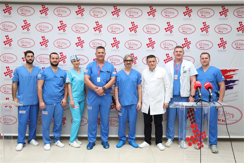 БАЊАЛУКА, 28. НОВЕМБРА /СРНА/ - Водећи свјетски грудни хирург Диего Гонзалез Ривас, генерални директор УКЦ-а Републике Српске Владо Ђајић и љекари Клинике за торакалну хирургију на конференцији за новинаре у Бањалуци.