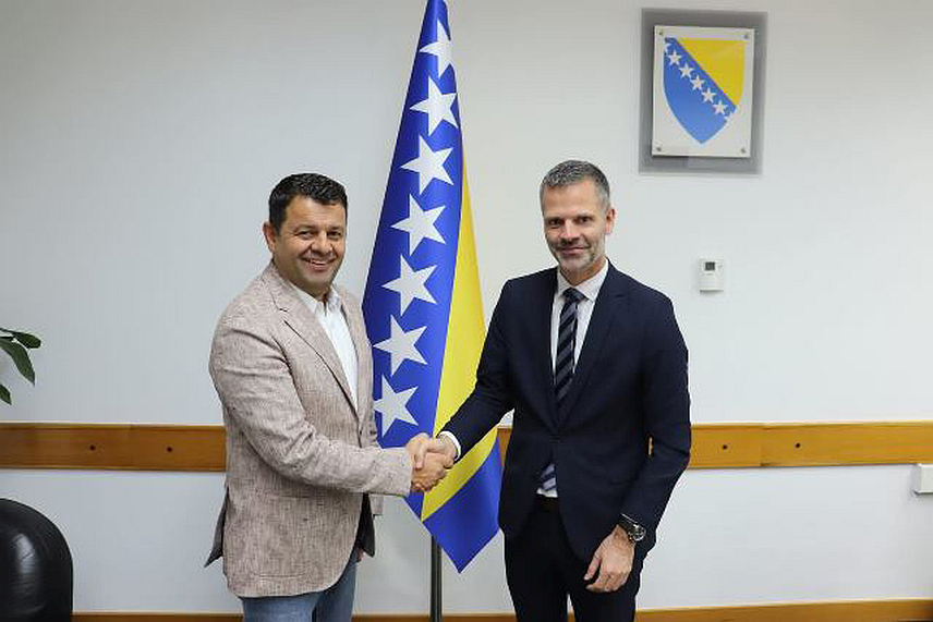 САРАЈЕВО, 28. НОВЕМБРА /СРНА/ - Састанак министра за људска права и избјеглице у Савјету министара Севлида Хуртића и новоименованог амбасадора Данске у БиХ Сандал Молера у Сарајеву.