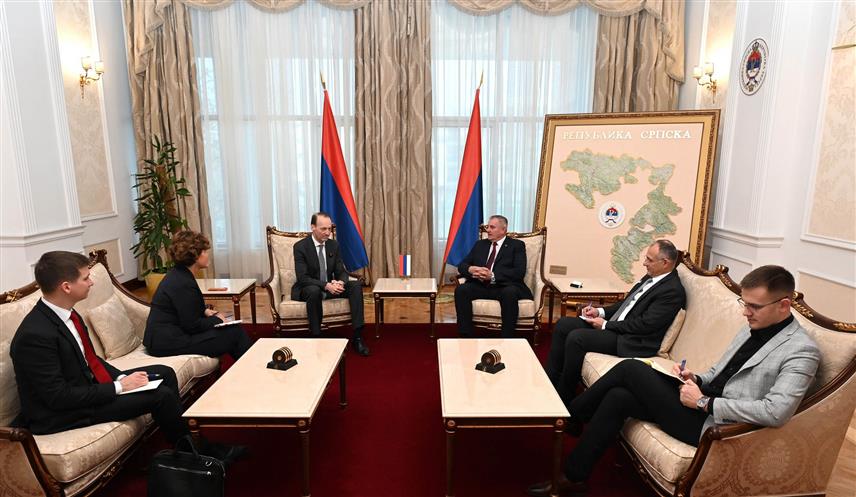 БАЊАЛУКА, 28. НОВЕМБРА /СРНА/ - Премијер Републике Српске Радован Вишковић на састанку у Бањалуци са аустријским амбасадором у БиХ Георгом Дивалдом.