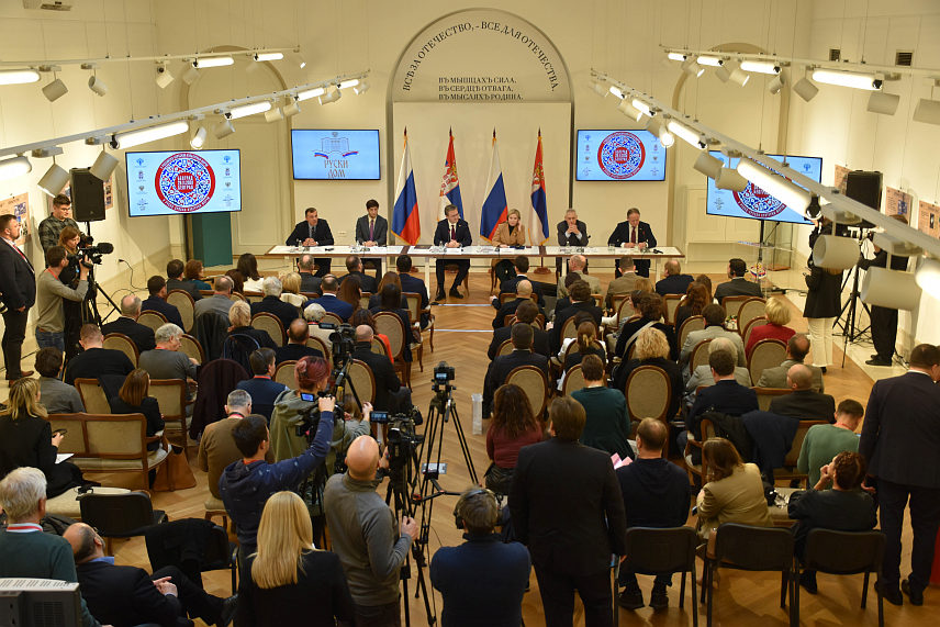 БЕОГРАД, 28. НОВЕМБРА /СРНА/ - Министар културе Србије Никола Селаковић са министром културе Русије Олгом Љубимовом у Руском дому отворио је 5. Руско-српски културни форум о теми "Очување културног насљеђа у Русији и Србији: историја и савременост".