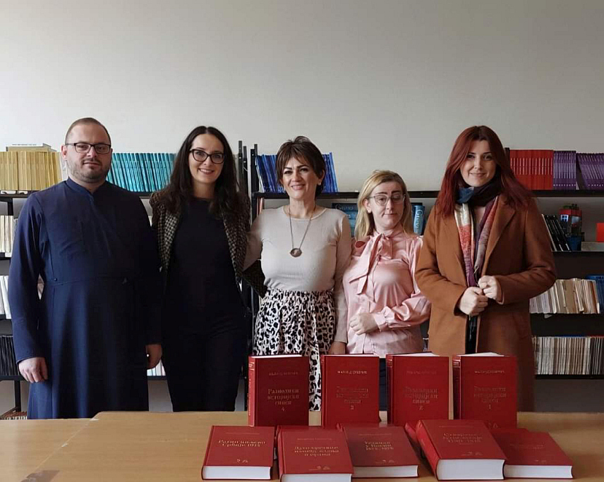 ДРВАР, 28.НОВЕМБРА /СРНА/ - Начелник општине Дрвар Душица Рунић данас је донирала сабрана дјела истакнутог историчара Милорада Екмечића библиотекама у Основној и Средњој школи у Дрвару с циљем подршке образовним институцијама.