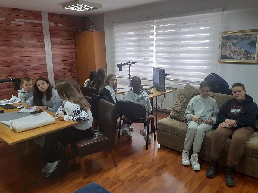 ЗВОРНИК, 28. НОВЕМБРА /СРНА/ - Четврти дан 18. Међународног филмског фестивала "Први кадар" данас је у Дому омладине у Зворнику обиљежен пројекцијом играних филмова у такмичарском програму и двјема филмским радионицама.	