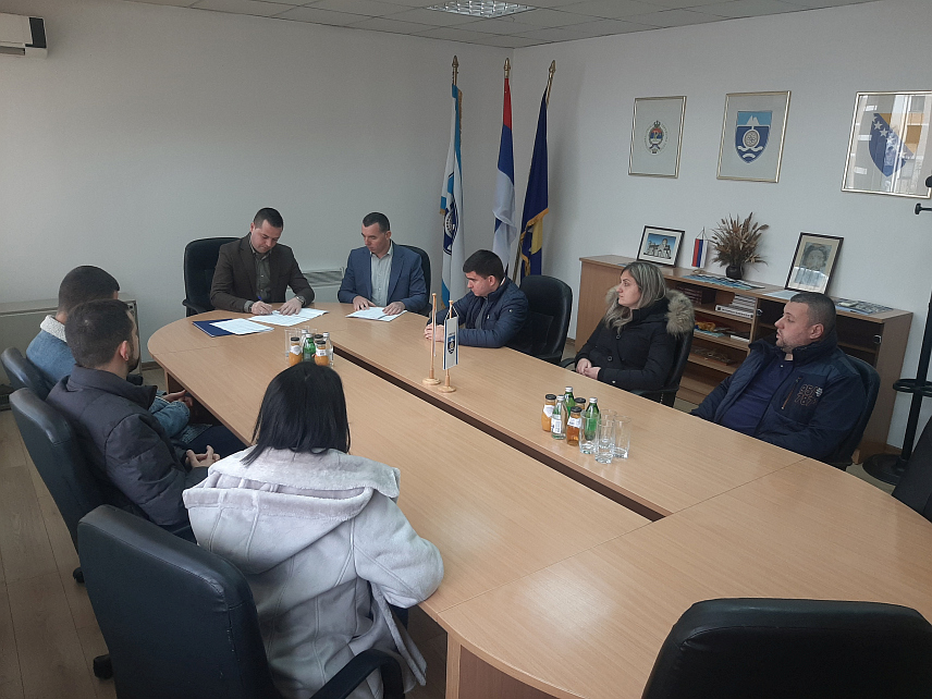 ФОЧА, 28. НОВЕМБРА /СРНА/ - Седморо младих Фочака са факултетским дипломама потписали су данас са начелником општине Миланом Вукадиновићем уговоре о обављању приправничког стажа у општинској администрацији и општинским јавним установама.