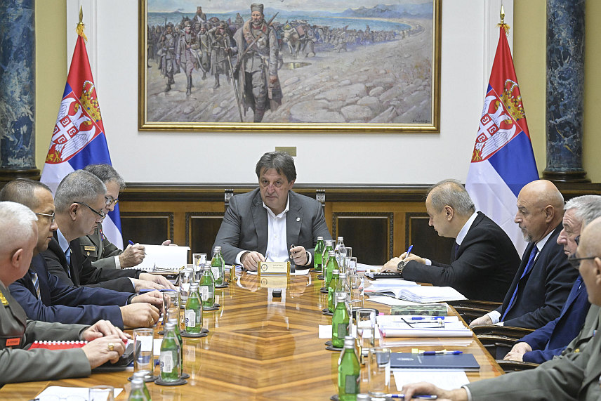 БЕОГРАД, 28. НОВЕМБРА /СРНА/ - Војска Србије спремна је да одговори на све изазове, ризике и пријетње по безбједност грађана Србије у тренутним сложеним геополитичким околностима, оцијењено је на сједници Колегијума министра одбране Србије.