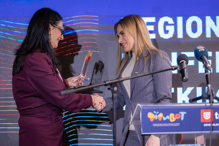 БЕОГРАД, 28. НОВЕМБРА /СРНА/ - Министру за бригу о породици и демографију Србије Милици Ђурђевић Стаменковски на петој регионалној конференцији у Новом Саду о ријетким болестима, уручена је повеља захвалности за подршку и допринос унапређењу положаја обољелим од ријетких болести.	