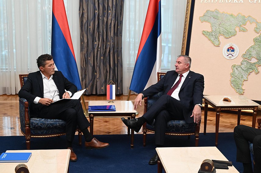 БАЊАЛУКА, 28. НОВЕМБРА /СРНА/ - Премијер Републике Српске Радован Вишковић данас је на консултацијама са делегацијом Конфедерације синдиката Српске истакао да ће Влада наставити да подржава енергетски, сектор металске индустрије и рударства, као и жељезница.