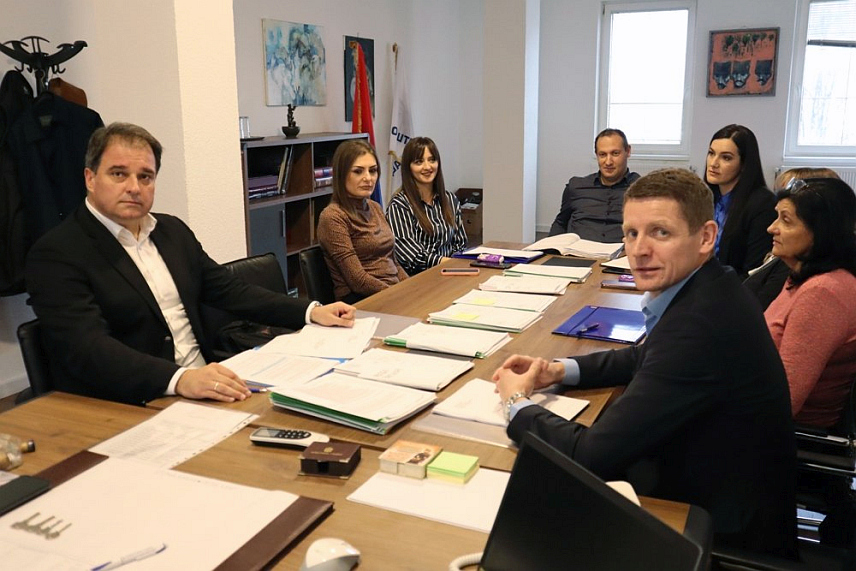 ГАЦКО, 28. НОВЕМБРА /СРНА/ - Новоизабрани начелник општине Гацко Вукота Говедарица преузео је данас функцију од досадашњег начелника Огњена Милинковића