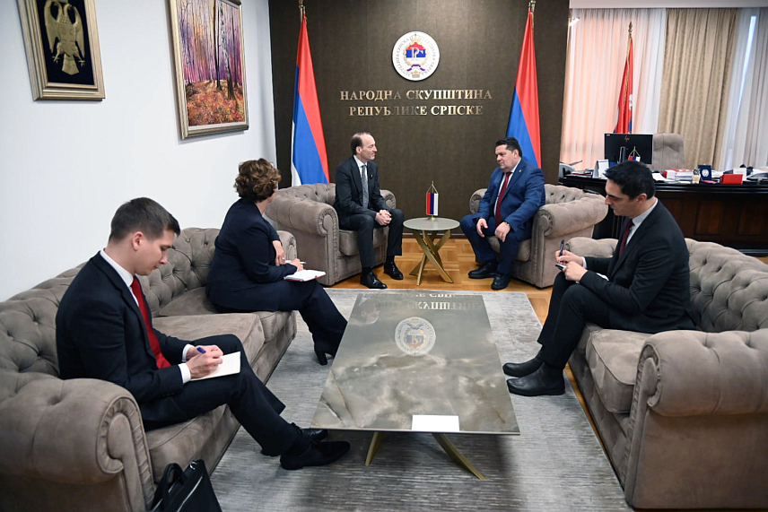 БАЊАЛУКА, 28. НОВЕМБРА /СРНА/ - Предсједник Народне скупштине Републике Српске Ненад Стевандић примио је данас у Бањалуци у наступну посјету амбасадора Аустрије у БиХ Георга Дивалдија са којим је разговарао о актуелној политичкој ситуацији, процесу европских интеграција, те јачању економске сарадње између Републике Српске и Аустрије.