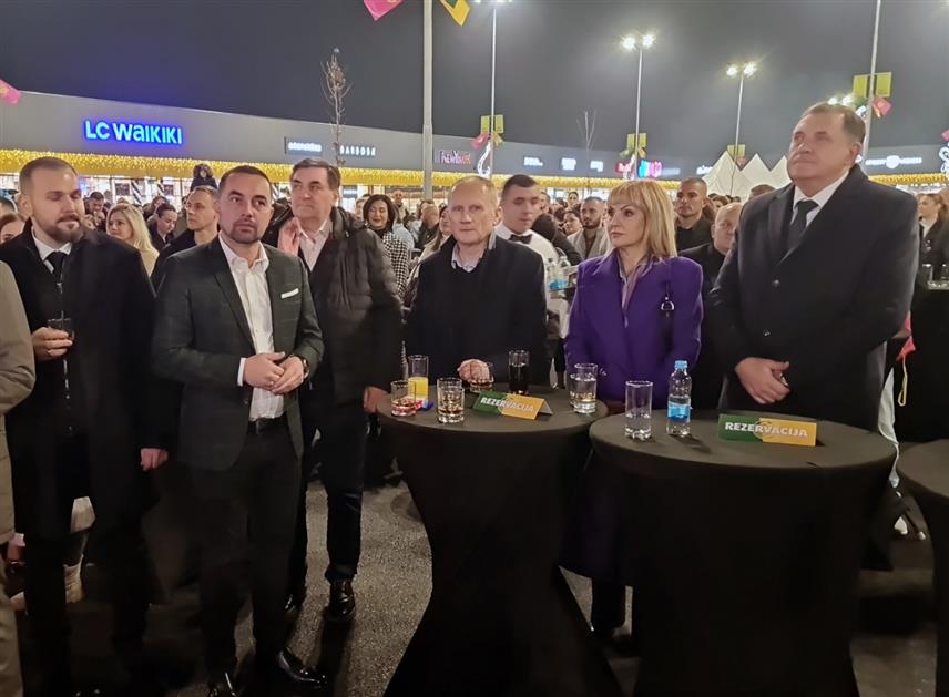 ДОБОЈ, 28. НОВЕМБРА /СРНА/ - Предсједник Републике Српске Милорад Додик стигао је у Добој, гдје ће присуствовати отварању највећег ритејл парка у БиХ - "Добој сити парка", који ће запошљавати више од 400 радника.