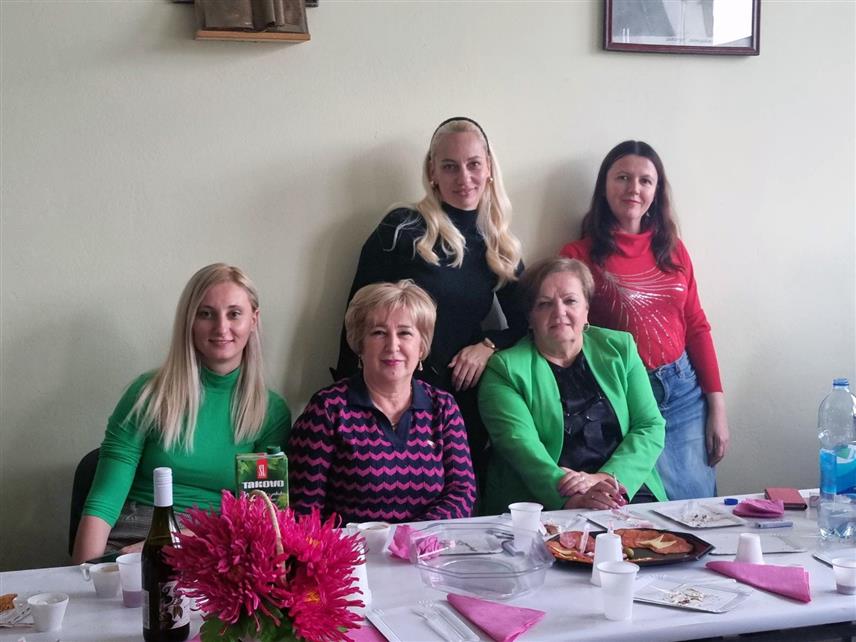 ДЕРВЕНТА, 28. НОВЕМБРА /СРНА/ - Зора Раилић из Дервенте, која је више од 45 година провела запослена у Стручној и техничкој школи на мјесту рачуновође, истиче да се посао мора вољети, да мора бити колегијалности, и да онда сви проблеми могу бити ријешен