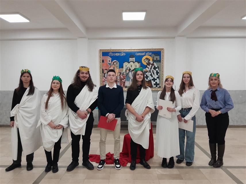 МРКОЊИЋ ГРАД, 28. НОВЕМБРА /СРНА/ - Филозофска секција "Академија" мркоњићке Гимназије извела је вечерас у просторијама школе приредбу под називом "Међународни дан филозофије", којој су присуствовали ученици школе и наставно особље.