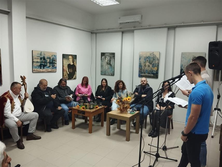 БИЛЕЋА, 28. НОВЕМБРА /СРНА/ - У Билећи је вечерас промовисана књига "Казивања старог краја" која садржи приче 15 аутора које говоре о ранијем начину живота и старим обичајима у Херцеговини који су преношени садашњим генерацијама.